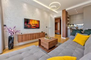 un soggiorno con un divano e un tavolo di Apartman MONTANA Vila Luna a Zlatibor