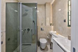 un bagno con doccia, WC e lavandino di Apartman MONTANA Vila Luna a Zlatibor Altre 21 foto