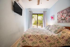 1 dormitorio con cama y ventana en Cocomarindo#73, en Coco