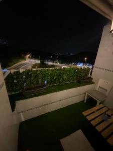 einen Balkon mit Blick auf eine Straße in der Nacht in der Unterkunft סוויטה נוף בהרים צפת in Safed