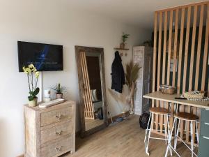 - un salon avec une table et un miroir dans l'établissement Joli Studio cavalaire, à Cavalaire-sur-Mer