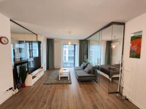 een woonkamer met een bank en een tv bij Extra Class Cloud9 Apartments in Boekarest