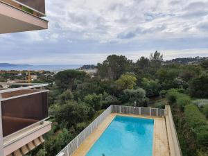 a swimming pool on the balcony of a house at Joli Studio cavalaire in Cavalaire-sur-Mer