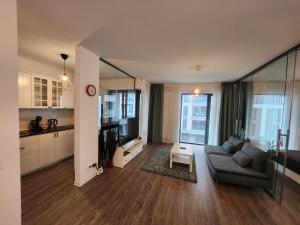 een woonkamer met een bank en een keuken bij Extra Class Cloud9 Apartments in Boekarest