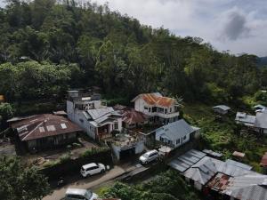 eine Luftansicht einer Gruppe von Häusern und Autos in der Unterkunft Kristian Homestay in Bajawa