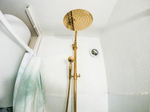 Kúpeľňa v ubytovaní Splendide appartement GOLDEN HOUSE vue LAC et montagne + 22 fotografií