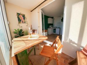 een eetkamer met een tafel en stoelen in een kamer bij Splendide appartement GOLDEN HOUSE vue LAC et montagne in Port-la-Nouvelle