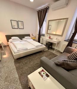 - une chambre avec un lit, un canapé et un miroir dans l'établissement Smart Apartment, à Zagreb