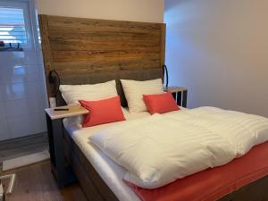 A bed or beds in a room at kleines Seeglück