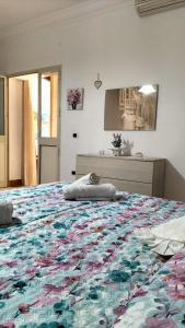 マツァーラ・デル・ヴァッロにあるCasetta a pochi passi dal mareのベッドルーム1室(カラフルな毛布付きのベッド1台付)