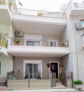 een groot wit gebouw met een balkon. bij Villa Archontia Family House!!! in Preveza