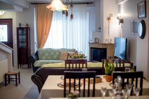 een woonkamer met een bank en een tafel bij Villa Archontia Family House!!! in Preveza