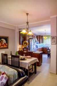 een keuken en een woonkamer met een tafel en een eetkamer bij Villa Archontia Family House!!! in Preveza