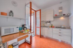 Dapur atau dapur kecil di La Perla Bianca Lake View - Happy Rentals