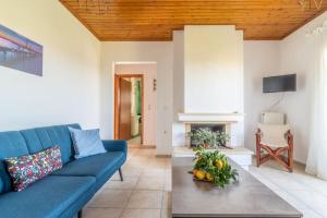 Χώρος καθιστικού στο Olive Apartment near the Beach