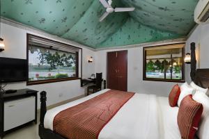 a bedroom with a bed and a green ceiling at Shree Vilas Orchid By Lake Pichhola in Udaipur