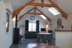 salon z kanapą i stołem w obiekcie Grande maison avec jardin vu sur la rance w mieście Saint-Père