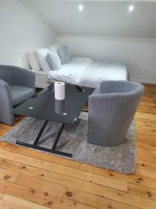 a living room with a couch and a table and chairs at Studio pratique CDG/Villepinte/ le Bourget in Aulnay-sous-Bois +7 photos