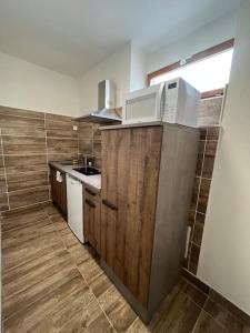 a kitchen with a microwave on top of a counter at Superbe appartement à 15min de Lyon in Saint-Fons