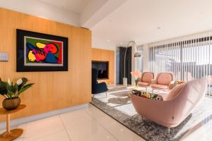 ein Wohnzimmer mit Badewanne und Sofa in der Unterkunft Black Pearl Apartment Hotel in Reykjav&iacute;k