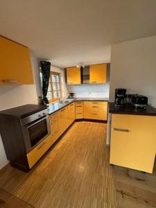 Kuchyň nebo kuchyňský kout v ubytování Charmante farbenfrohe Wohnung für zwei