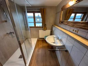 a bathroom with a sink and a shower at Charmante farbenfrohe Wohnung für zwei in Fischbachau