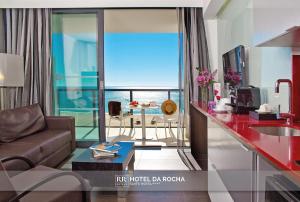 Uma área de estar em RR Hotel da Rocha