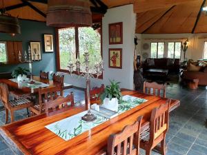 une salle à manger avec une grande table et des chaises en bois dans l'établissement Belvedere Game Ranch, à Magudu