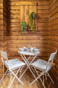 uma mesa e duas cadeiras num quarto com paredes de madeira em Cosmo ideal famille rue Carnot em Annecy