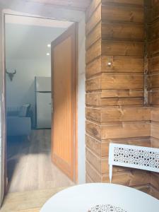 um quarto com uma parede de madeira com uma porta e um banco em Cosmo ideal famille rue Carnot em Annecy