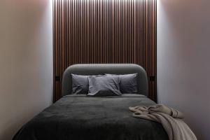1 dormitorio con 1 cama con cabecero de madera en Apartment in Cēsis en Cēsis