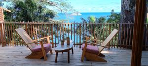 - une terrasse couverte avec 2 chaises, une table et une clôture dans l'établissement Tribal Green Camp Private Room 1, à SantʼAna
