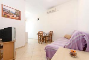 TV a/nebo společenská místnost v ubytování Apartments Anastazija