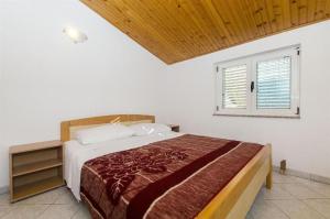 1 dormitorio con cama y ventana en Apartments Nada, en Grebaštica