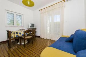 1 dormitorio con 1 cama, 1 mesa y 1 silla en Apartments Nada, en Grebaštica