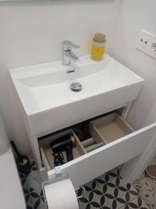 - un lavabo blanc dans une salle de bains blanche pourvue d'un tiroir dans l'établissement Centro de Málaga - Calle Zanca, à Malaga