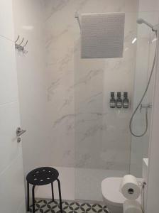 La salle de bains est pourvue d'une douche, de toilettes et d'un tabouret. dans l'établissement Centro de Málaga - Calle Zanca, à Malaga