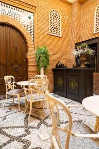 a patio with a table and chairs and a door at Hotel Boutique Las Almenas in Granada