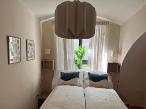 Ένα ή περισσότερα κρεβάτια σε δωμάτιο στο Stylische Gartenwohnung mit Bergblick +16 φωτογραφίες