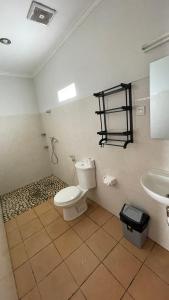 y baño con aseo y lavamanos. en Canggu - Pererenan Guesthouse " aBaliHouse ", en Canggu