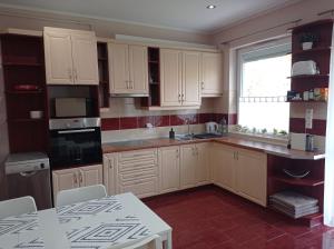 Kuchyňa alebo kuchynka v ubytovaní Budapest Airport Apartment
