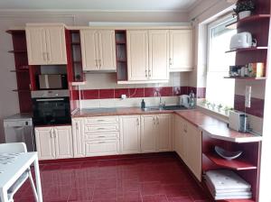 Kuchyňa alebo kuchynka v ubytovaní Budapest Airport Apartment