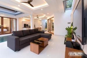 salon z kanapą i stołem w obiekcie Villa Mia Seminyak - Boutique Villas w mieście Seminyak