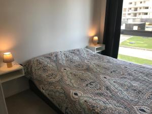 1 dormitorio con cama y ventana en Moderno departamento en complejo premium en Córdoba