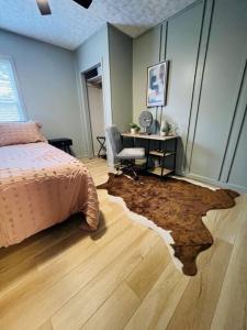 a bedroom with a bed and a desk and a rug with a map at Black Ridgetop at NRG National Park in Lansing