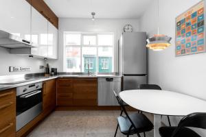 Kuchyň nebo kuchyňský kout v ubytování Modern & Cozy Downtown Apartment