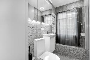 Koupelna v ubytování Modern & Cozy Downtown Apartment