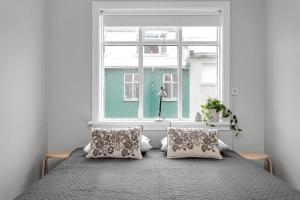 Postel nebo postele na pokoji v ubytování Modern & Cozy Downtown Apartment