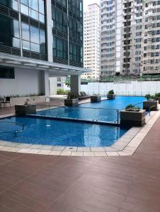 uma grande piscina no meio de um edifício em One Uptown Residences in Uptown BGC em Manila
