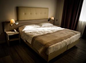 Łóżko lub łóżka w pokoju w obiekcie Hotel Delfino Venezia Mestre